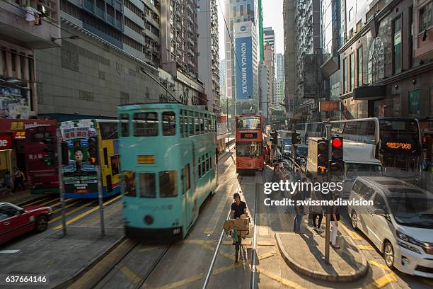 hong kong: tramway à impériale le long de la route hennessy, trafic très fréquenté - hennessy road photos et images de collection