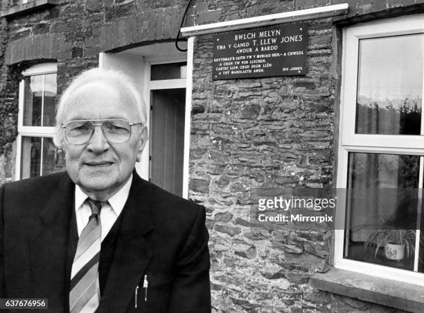 Children's author, T Llew Jones, unveils a plaque in memory of himself, on the cottage where he was born, at Pentrecwrt, near Llandysul. June 1989.