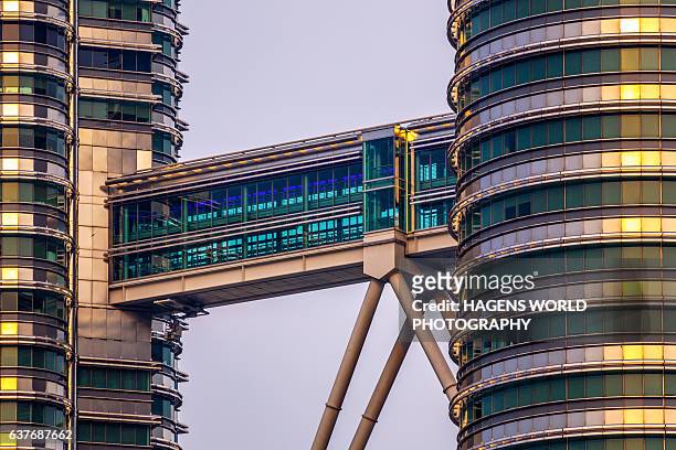petronas twin towers skybridge - petronas towers stock-fotos und bilder