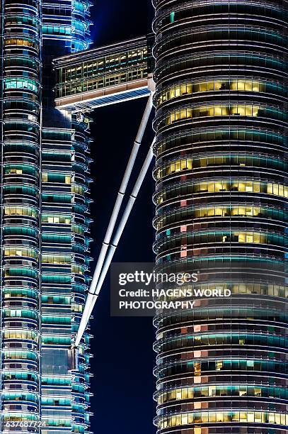 petronas twin towers at night with skybridge - skybridge petronas twin towers stock pictures, royalty-free photos & images