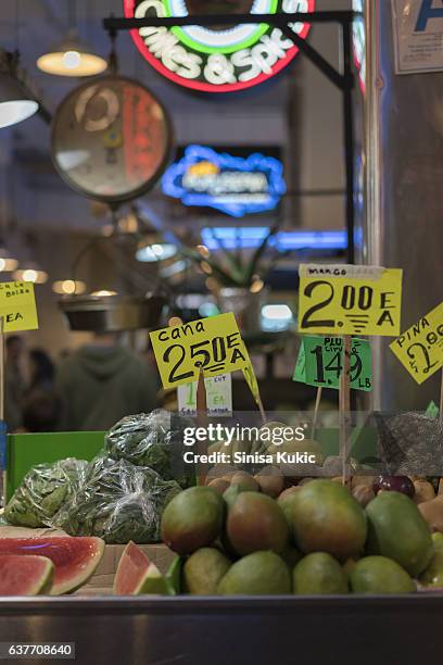 fruit stand - grand central market los angeles foto e immagini stock