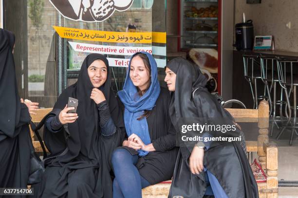 mulheres locais e estrangeiras tirando uma selfie, yazd, irã - cultura iraniana oriente médio - fotografias e filmes do acervo