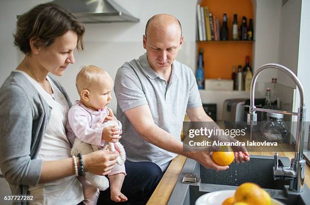 familien-kochfrühstück zusammen - alexandra iakovleva stock-fotos und bilder