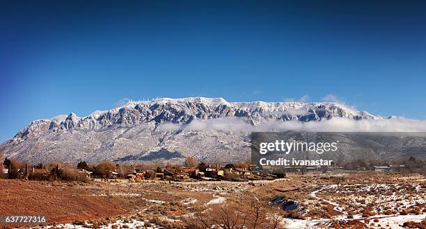 schneebedeckte sandia mountains new mexico - sandia mountains stock-fotos und bilder