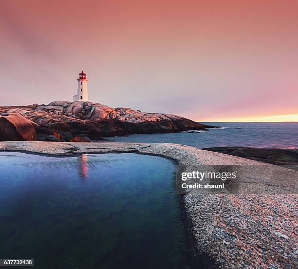 pfütze der lighthouse - peggys cove stock-fotos und bilder