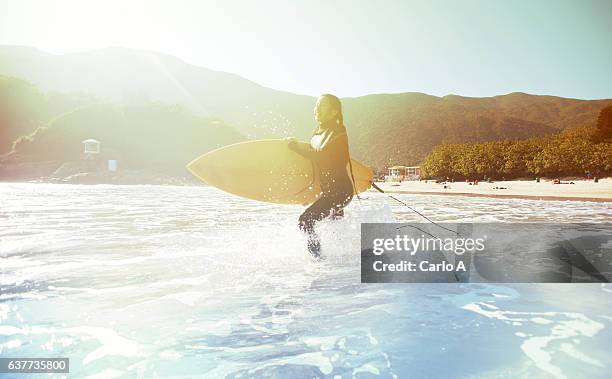 woman doing surf - asian surfer stockfoto's en -beelden