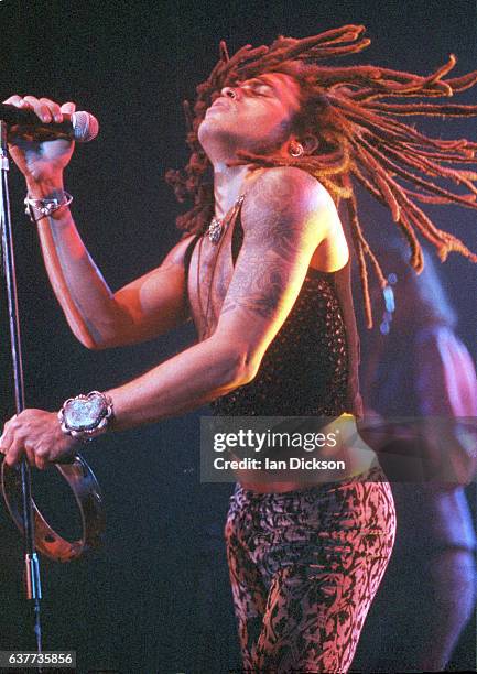 Lenny Rapping 822 Lenny Kravitz Performs In London Stock Photos, High-Res Pictures ...