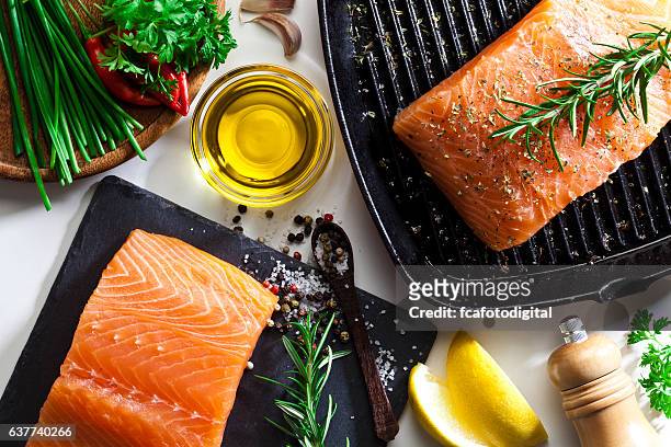 trancio di salmone crudo  - dieta mediterranea foto e immagini stock