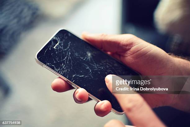 broken screen of smartphone - dañado fotografías e imágenes de stock