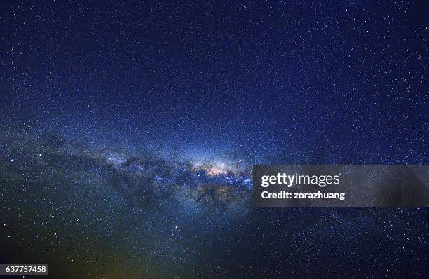 vía láctea en primavera, australia - southern hemisphere fotografías e imágenes de stock