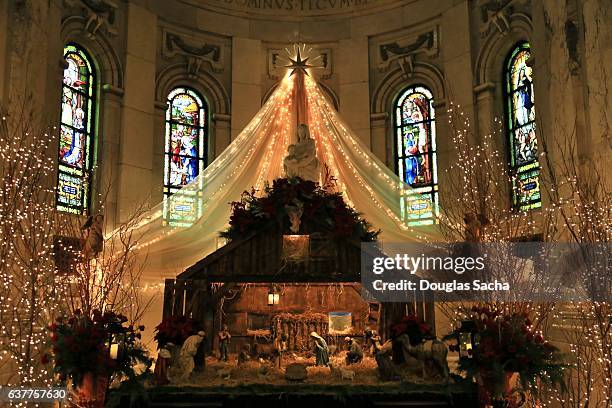 nativity scene at the cathedral of saint paul, st. paul, minnesota, usa - catholicism photos et images de collection