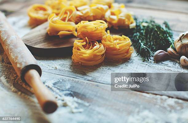 des pâtes  - linguine photos et images de collection