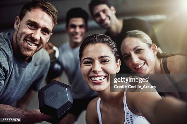 entrenamiento impresionante con personas increíbles - gym fotografías e imágenes de stock