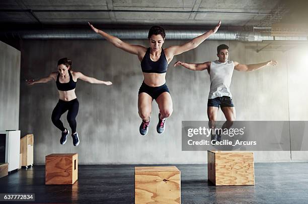 imposta i tuoi obiettivi di fitness in alto e raggiungili - saltare foto e immagini stock