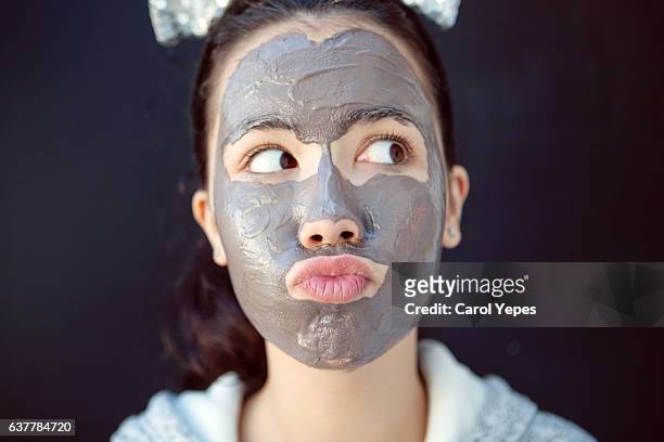 teen with chocolate facial beauty mask - fangoterapia imagens e fotografias de stock
