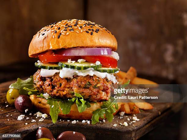 100% cordero -hamburguesa griega - hamburguesa desde arriba fotografías e imágenes de stock