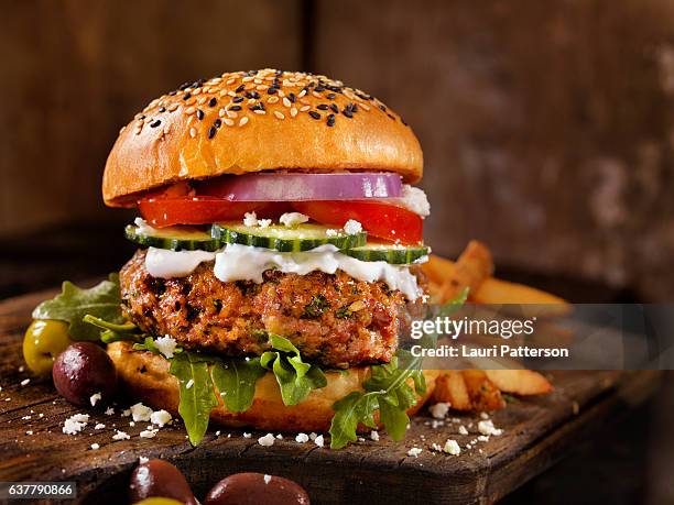 100% lamb -greek burger - burgers stockfoto's en -beelden