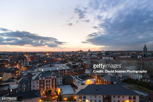 skyline of dublin city, ireland at night - dublin skyline stock-fotos und bilder
