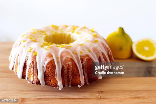 lemon ring cake - zitronentorte stock-fotos und bilder