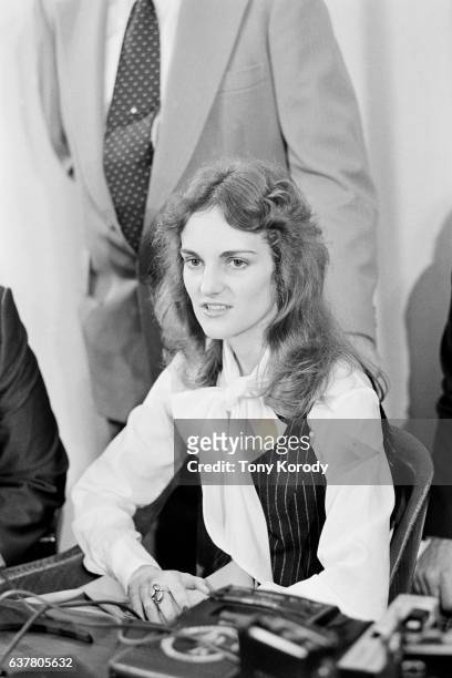 Conférence de presse de Patricia Hearst au moment de sa libération sous caution, le 22 novembre 1976 , à San Francisco.