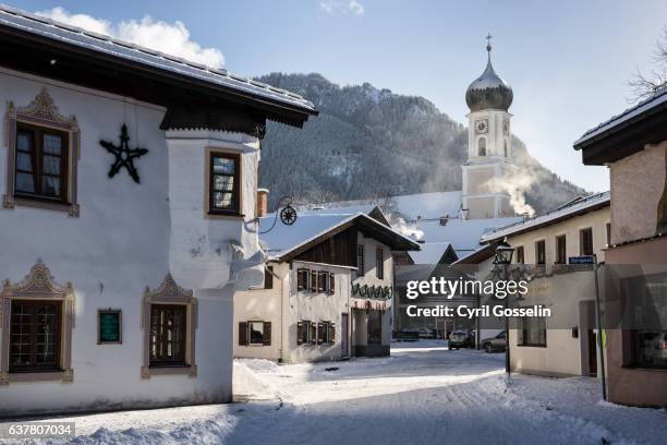 street of oberammergau - pinnacle stock-fotos und bilder