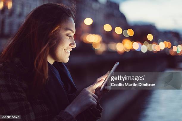 young woman on the phone - dating stockfoto's en -beelden