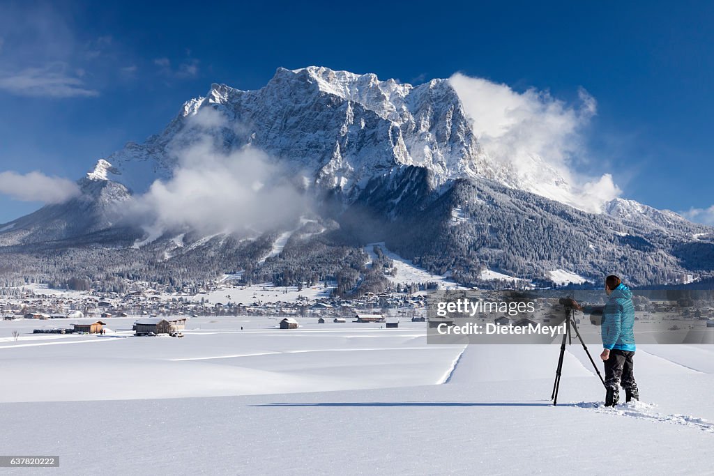 Naturfotograf im Winter vor der Zugspitze