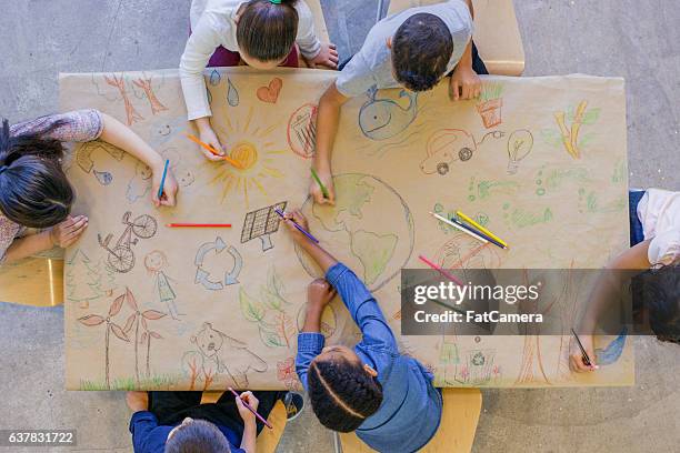 umweltfreundliche kunst - kids interacting in the classroom stock-fotos und bilder