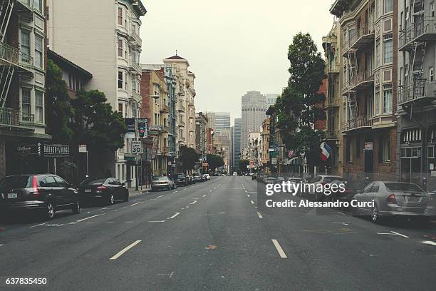 steep hill in san francisco - empty street stockfoto's en -beelden