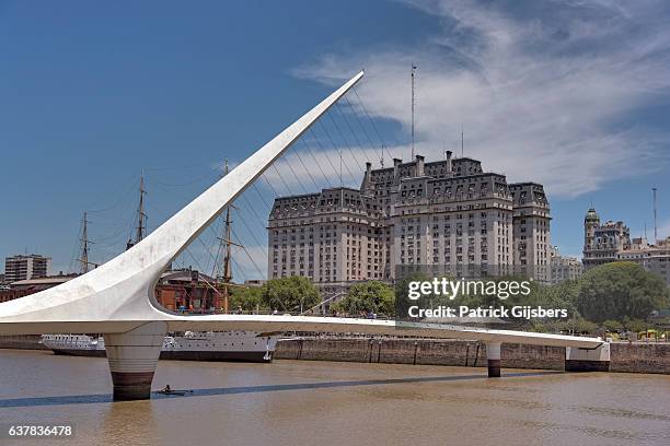 hafen von madero - fußgängerbrücke puente de la mujer stock-fotos und bilder