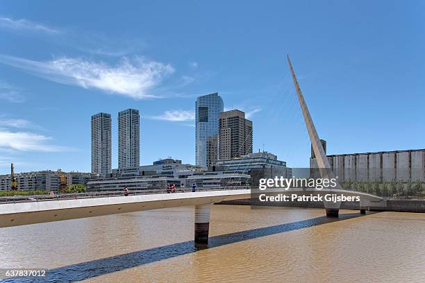 hafen von madero - fußgängerbrücke puente de la mujer stock-fotos und bilder