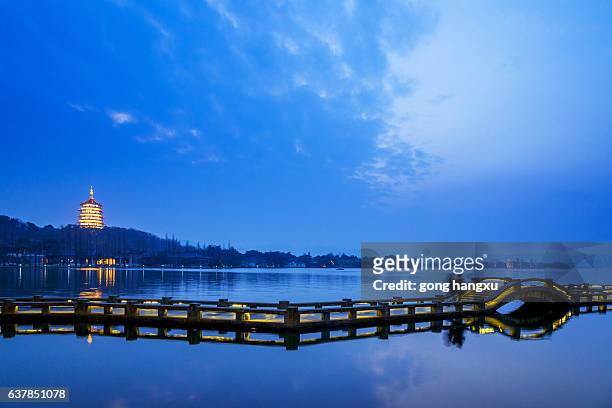ancient pedestian bridge on water at twilight - hangzhou bildbanksfoton och bilder