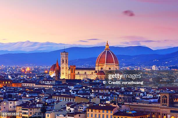 paesaggio urbano di firenze e duomo di santa maria del fiore - cattedrale foto e immagini stock