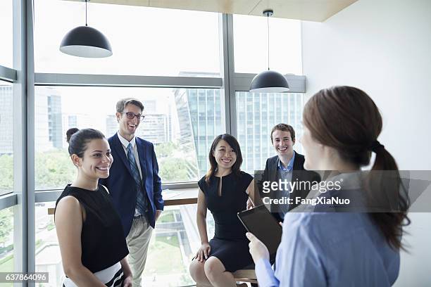 business team meeting im büro - delegating stock-fotos und bilder