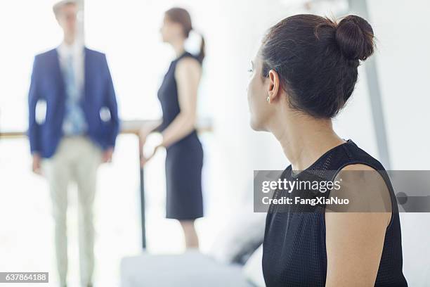 mujer esperando entrevista en el vestíbulo - espiar una conversación fotografías e imágenes de stock