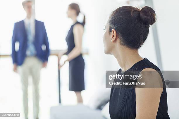femme en attente d’entrevue dans le hall - tendre l'oreille photos et images de collection