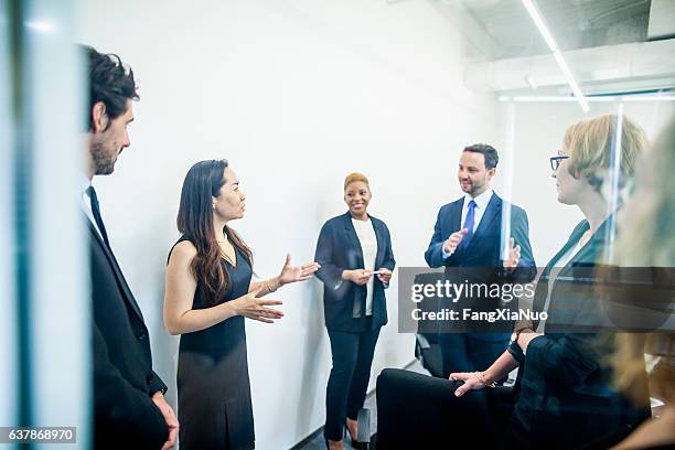 gruppe von kollegen, die geschäftstreffen im büro haben - show business stock-fotos und bilder