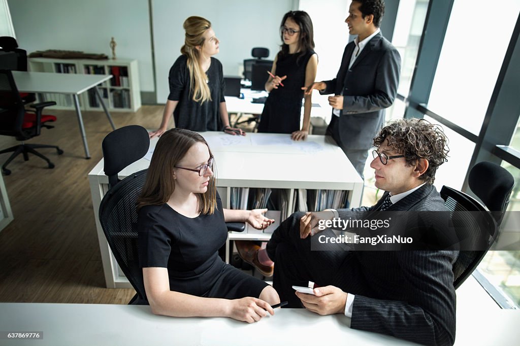 Geschäftskollegen treffen sich im Planungsbüro