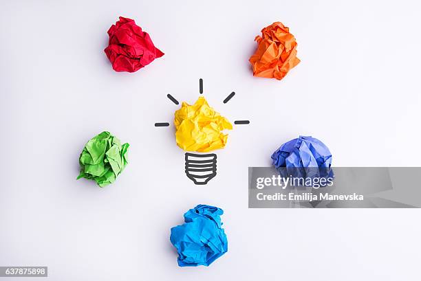 bildbanksillustrationer, clip art samt tecknat material och ikoner med colorful crumpled paper balls - skrivbordsprydnad