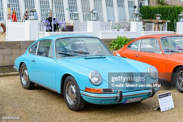 porsche 911 coupe classic sports car - porsche 911 imagens e fotografias de stock