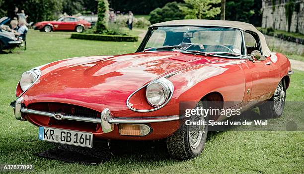 jaguar e-type roadster británica clásica sports car - automóvil jaguar fotografías e imágenes de stock