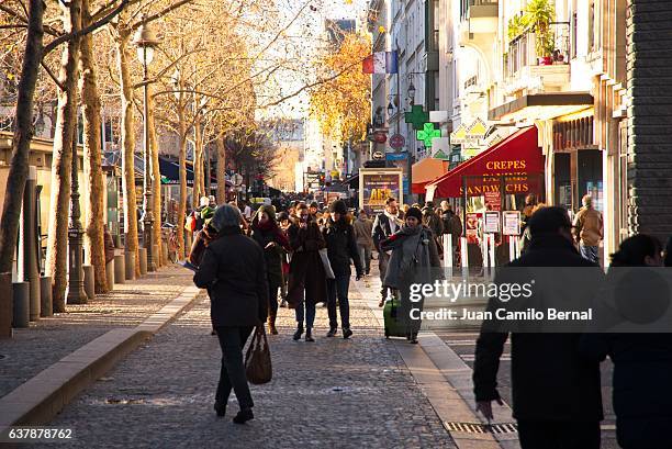 pedestrians walking outside the pompidue center in paris, france, during fall - centre pompidou stockfoto's en -beelden