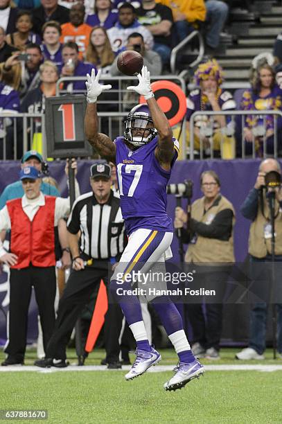 Jarius Wright of the Minnesota Vikings catches the ball against the Chicago Bears during the game on January 1, 2017 at US Bank Stadium in...