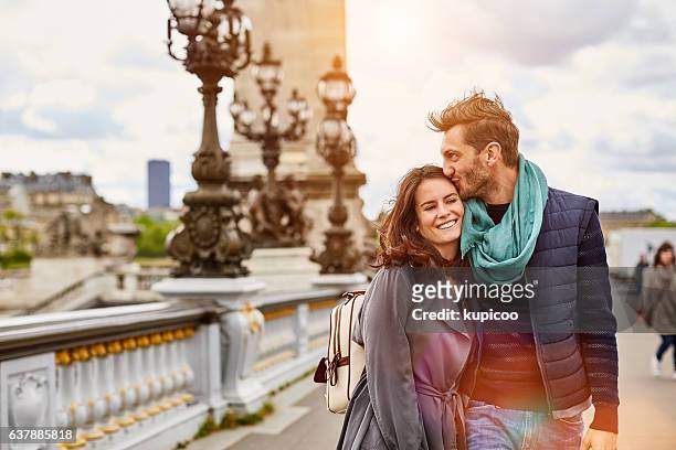 arm in arm in paris - romantic holiday stockfoto's en -beelden