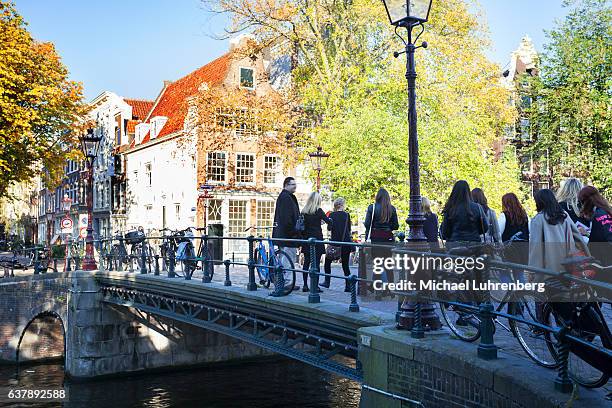 bridge and people near brouwersgracht in amsterdam - gracht amsterdam stock pictures, royalty-free photos & images