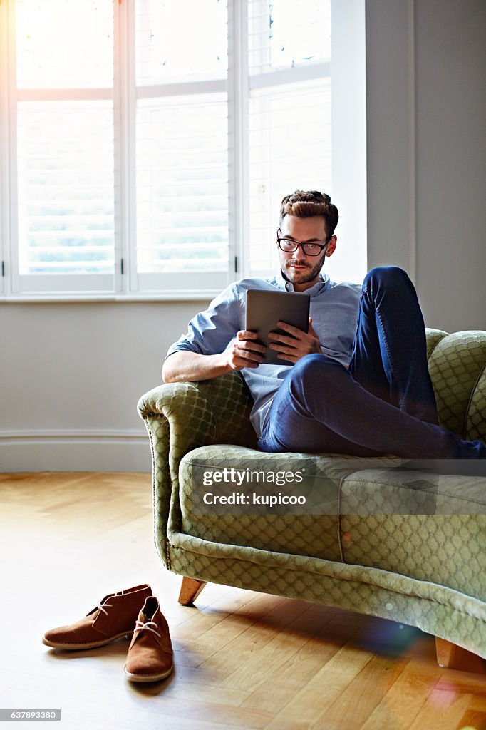 Chillen auf dem Sofa mit seinem Tablet