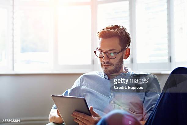 staying connected throughout the day - reading imagens e fotografias de stock