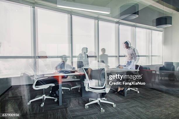 reflexionen von geschäftskollegen, die sich im amt treffen - creative desk stock-fotos und bilder