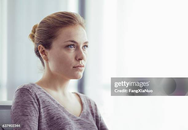 porträt der geschäftsfrau im büro - woman portrait side stock-fotos und bilder