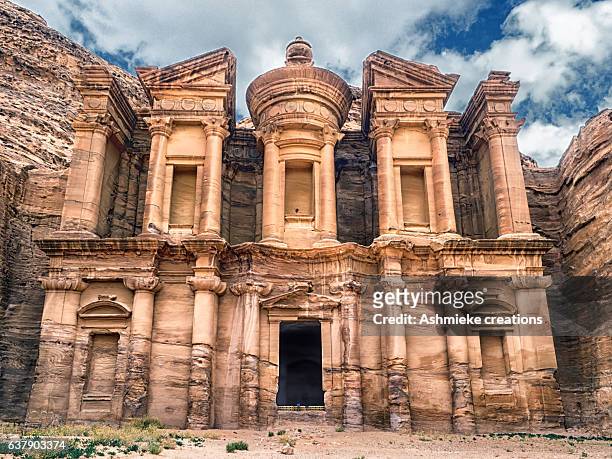 the monastery, petra jordan - petra jordan stockfoto's en -beelden